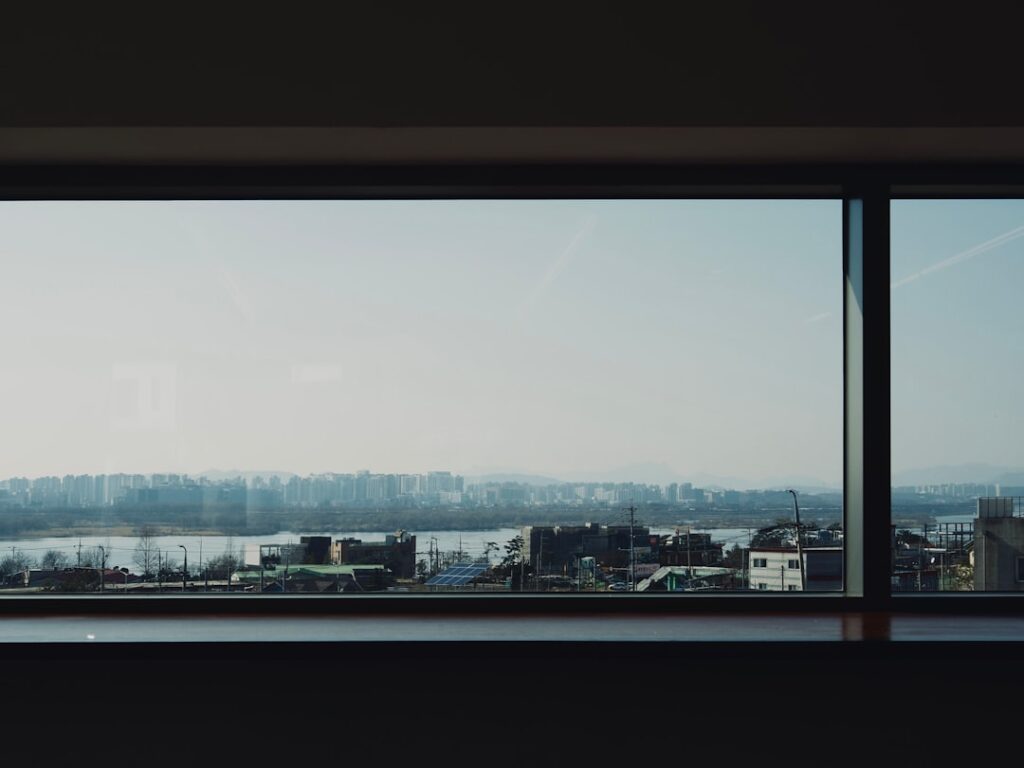 context window comparison 2025 — photo by Clark Gu on Unsplash