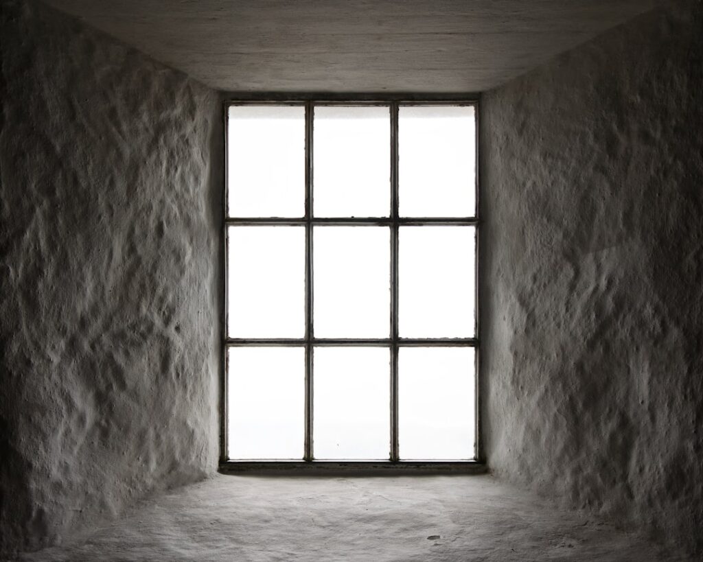 Gemini 2.0 vs Claude 3.5 vs GPT-4o: Long Context Window Comparison (200k to 2M tokens) long context window LLM — photo by Michael Matloka on Unsplash